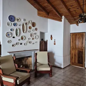 https://la-casa-de-chiqui.hotelsmendoza.com